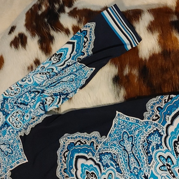 3/$30 Blue Paisley Blouse Sz Med - Picture 2 of 5